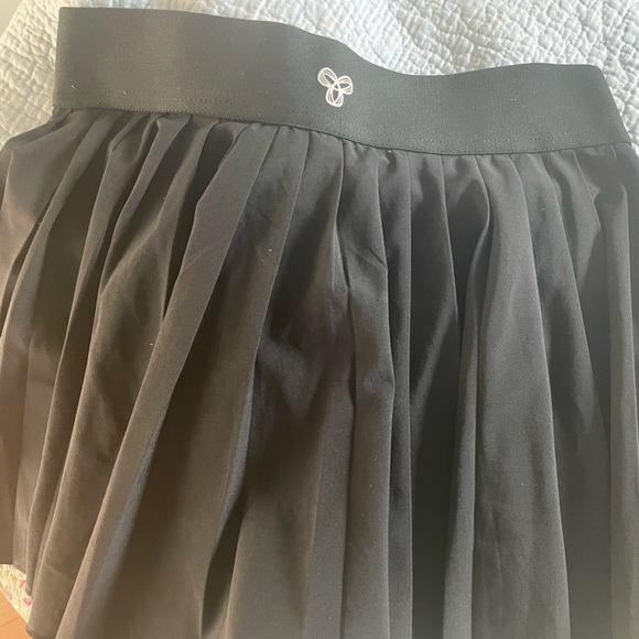Sporty pleated mini skirt! has built in safety shorts - Picture 1 of 3